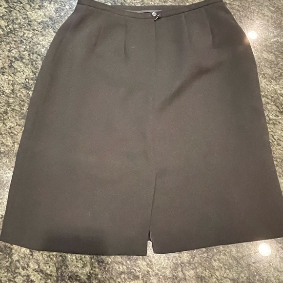 🖤Harve Benard size 10 little black skirt.  A staple item! - Picture 5 of 5